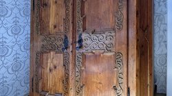 Antiker Holzschrank im Schlafzimmer der Suite Romantik