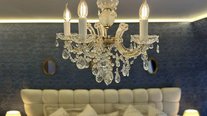 Detailaufnahme des Kristall-Kronleuchters in der Suite Nachtigall im Schlössle Seeburg