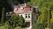 Schlössle Seeburg begeistert mit seinem charmanten Fachwerkstil, seiner ruhigen Lage und dem einzigartigen Blick ins Grüne – ein besonderer Ort mit märchenhaftem Flair.