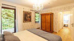Suite Romantik – stilvolles Schlafzimmer mit Gemälde