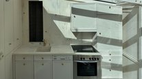 Moderne Küche mit Marmoroptik und edlen Details in der Suite Nachtigall