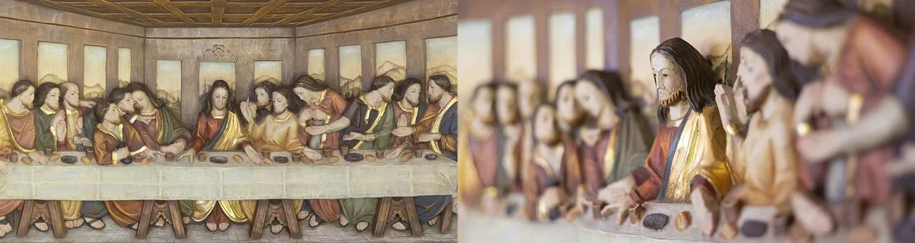 Historisches, farbig gefasstes Holzrelief mit der Darstellung des Letzten Abendmahls von Jesus und seinen Jüngern.