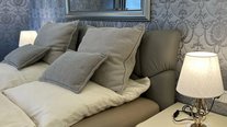 Suite Nachtigall mit komfortablem Designersessel, Kleiderschrank und warmem Lichtambiente