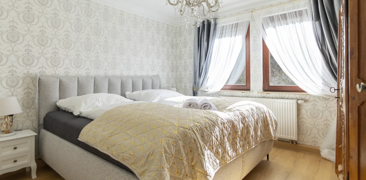 Antiker Holzschrank im Schlafzimmer der Suite Romantik