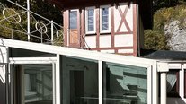 Das historische Turmzimmer des Schlössle Seeburg begeistert mit seinem charmanten Fachwerkstil, seiner ruhigen Lage und dem einzigartigen Blick ins Grüne – ein besonderer Ort mit märchenhaftem Flair.