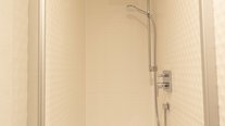 Moderner Duschraum im Schlössle Seeburg mit großzügiger Regendusche und heller, gepflegter Ausstattung. Komfortabel, funktional und ideal für einen entspannten Start in den Tag.